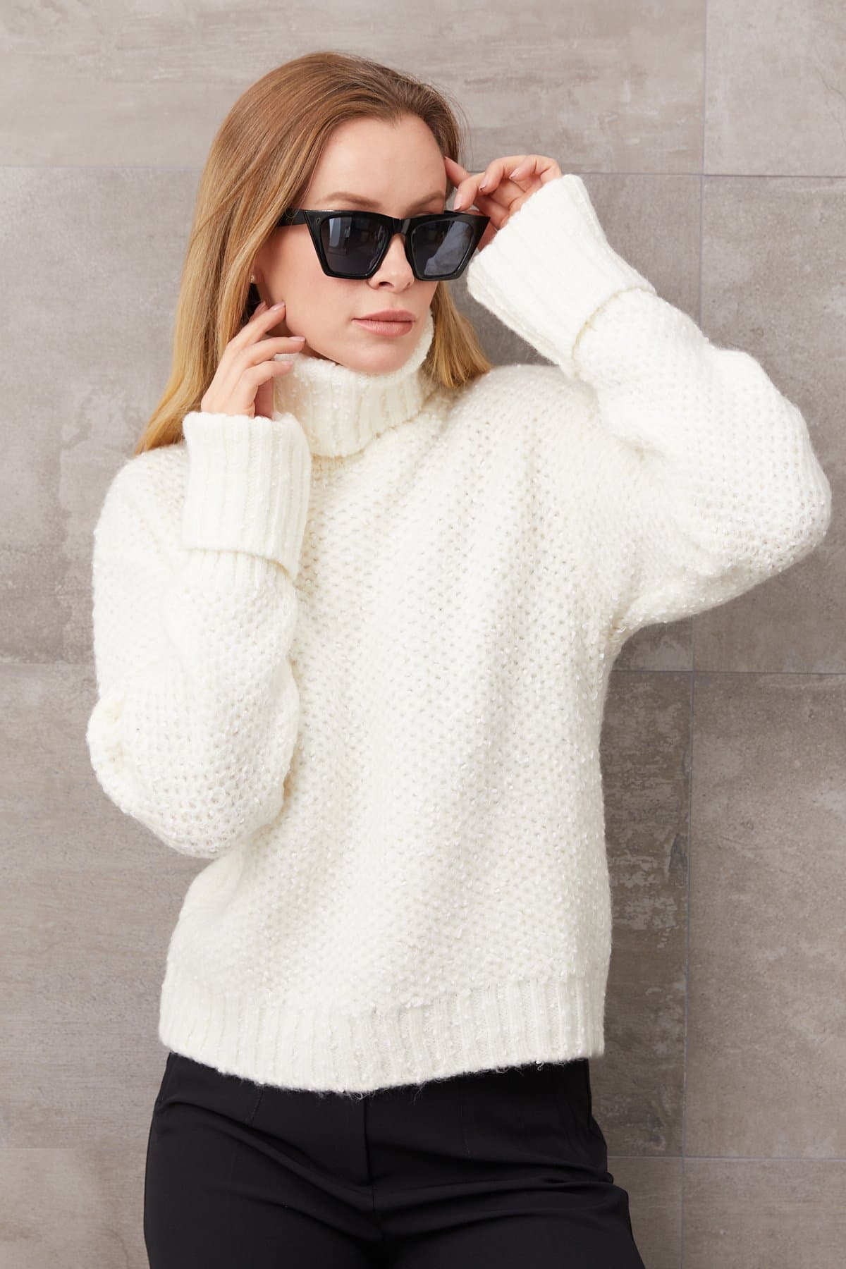 SWETER Z GOLFEM Z PODWINIĘTYMI RĘKAWAMI