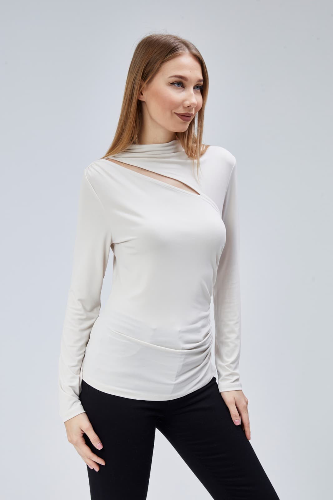 DOPASOWANA BLUZKA Z WYCIĘCIEM DB9021E